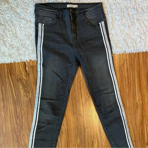 Black skinny jeans with shiny side detail 👖